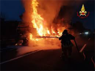 Tir in fiamme sull’A14  nel tratto molisano : autostrada chiusa per  ore, nessun ferito